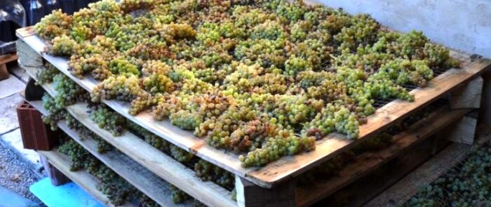 Passito grapes drying image from Wein websie